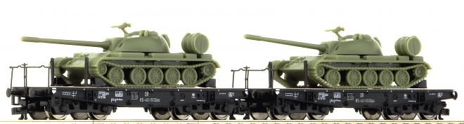 Set of 2 Heavy duty flat cars with T55 tanks<br /><a href='images/pictures/Roco/37586_HM_rgb.jpg' target='_blank'>Full size image</a>